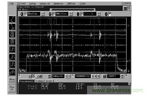 在此示波器照片中，最上面的波形取自JP1(到數(shù)字電位器的數(shù)字碼)，第二個波形取自JP5(相鄰模擬走線上的噪聲)，最下面的波形取自TP10(16位D/A轉(zhuǎn)換器輸出端的噪聲)。