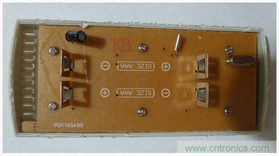 圖4：移開電池后的PCB同一面。