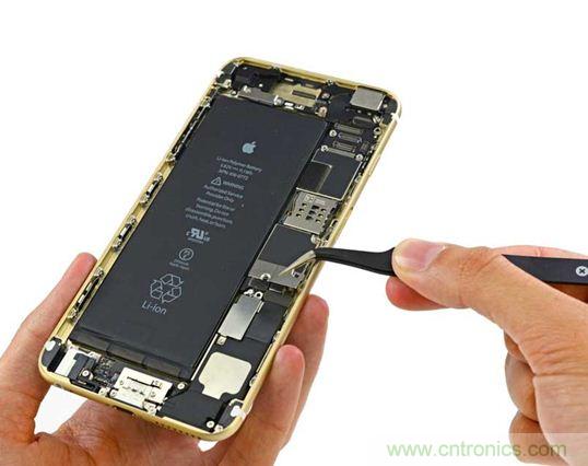 與iPhone 5S相比，電池尺寸更大，電池效率提高了16%。整部手機看起來就像一件藝術(shù)品，但看不到太多的內(nèi)部構(gòu)造。（來源：iFixit）